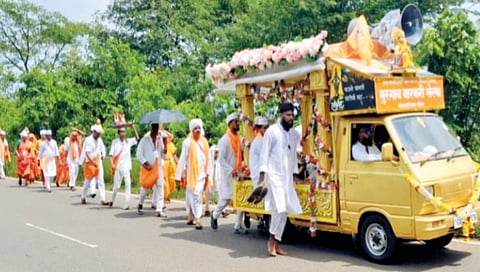 41-warkari-palkhis-head-to-pandharpur-45000-devotees-join