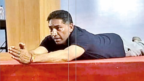 mla-govind-gawade-bows-before-people-in-grand-show-of-strength