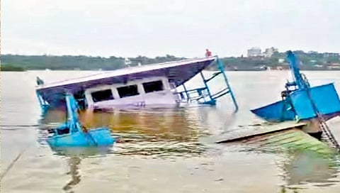ferryboat sinks in mandovi river near chodan jetty