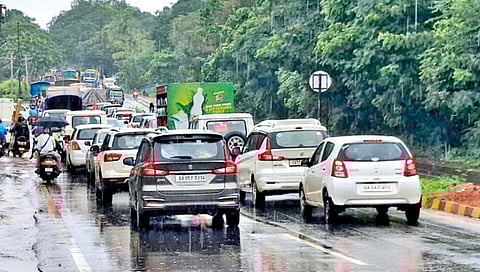 traffic-jam-in-khorlim-cm-pramod-sawant-convoy-stuck