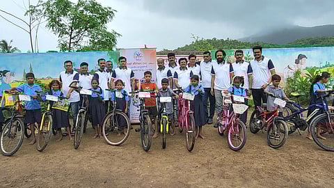 ठाणे : झेडपीच्या गरजू विद्यार्थ्यांना सायकलींसह शैक्षणिक साहित्याचे वाटप