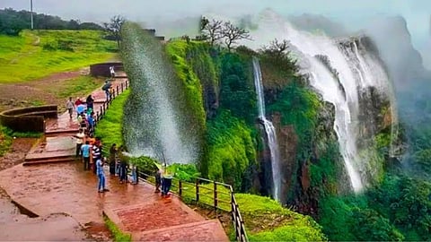 Sindhudurg News a man walked over the railing and fell into a valley incident at kavlesad point