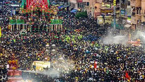 ओडिशामधील पुरी येथे जगन्नाथ रथयात्रेच्या पहिल्या दिवशी भाविकांच्या प्रचंड गर्दीमुळे रथाने केवळ ७५० मीटर अंतर पार केले.