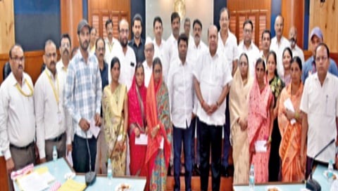 insurance-cheques-distributed-to-heirs-of-deceased-farmers