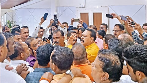 sanjay-pawar-pressured-by-party-leaders-meeting-at-circuit-house