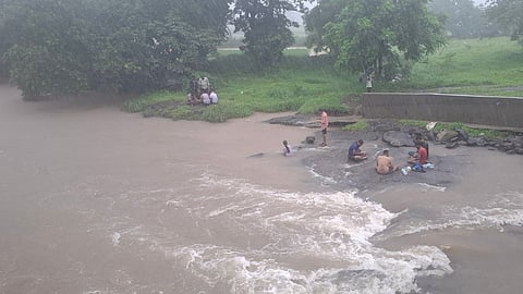 मुसळधार संततधार कोसळणार्या पावसात अंबरनाथ तालुक्यातील मलंगगड भागातील नदी पात्रात पर्यटकांच्या ओल्या पार्ट्या सुरु आहेत.