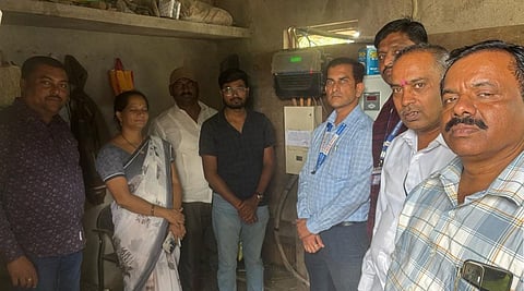 कासारवाडी : येथील खडी क्रशर सील करताना हातकणंगले महसूल पथक