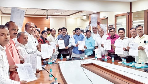 kolhapur-farmers-submit-land-records-for-shaktipith-project