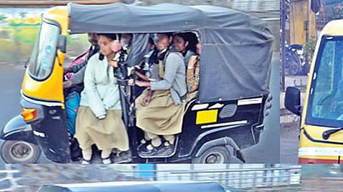 शाळेचा जीवघेणा प्रवास ! वाहतूक शाखेचे आणि रिक्षाचालकांचे होतेय दुर्लक्ष