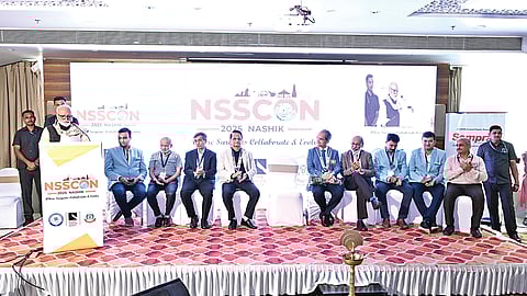 नाशिक : नाशिक शल्यचिकित्सक संस्थेच्या वार्षिक परिषद उद्घाटन सोहळ्यात बोलतान मंत्री छगन भुजबळ. व्यासपीठावर परिषदेचे पदाधिकारी.