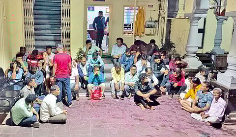 raid-on-gambling-den-on-mahadwar-road