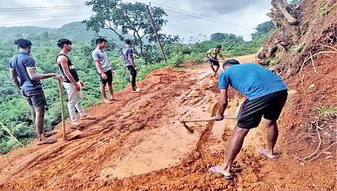 vavurla-students-request-road-to-school