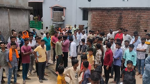 खून घडलेल्या ठिकाणी परिसरातील लोकांची गर्दी झाली होती.