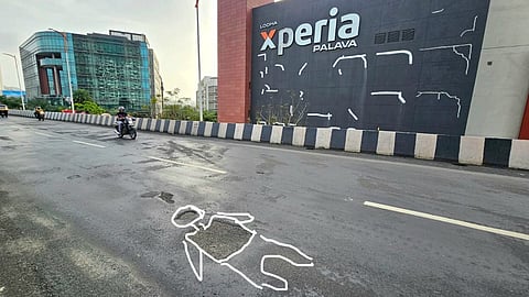 पलावा जंक्शन उड्डाण पुलावर पडलेल्या खड्ड्यांतून ये-जा करणाऱ्या खून झालेल्या अज्ञात व्यक्तीची आकृती असल्यासारखे चित्र रेखाटण्यात आले आहे.