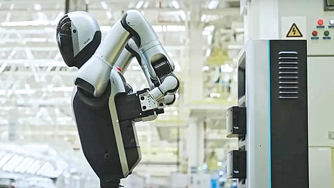 self-battery-swapping-robot-works-24-hours