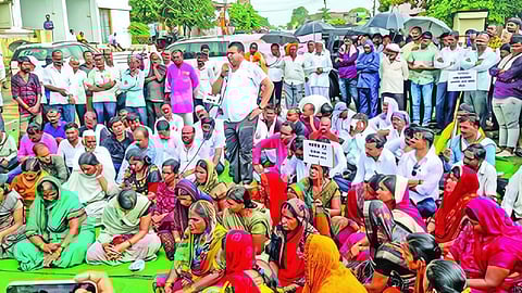 Mahadev Munde Murder Case : आरोपींच्या अटकेसाठी भरपावसात चार तास रास्ता रोको