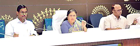 नाशिक : विभागीय आयुक्त कार्यालयातील सभागृहात आढावा बैठकीत मार्गदर्शन करताना ऊर्जा विभागाच्या अप्पर मुख्य सचिव आभा शुक्ला व समवेत उपस्थित वरिष्ठ अधिकारी