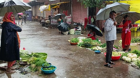 पूर्णा येथे भरपावसात भाजीपाला विकताना विक्रेते