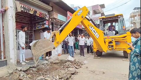 Shevgaon anti-encroachment: शेवगावमध्ये अतिक्रमणांवर हातोडा! मुख्याधिकारी विजया घाडगे यांचा पुढाकार