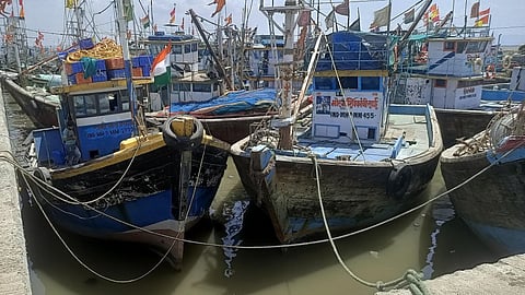 Uran News : डिझेल अभावी शेकडो नौका बंदरातच उभ्या