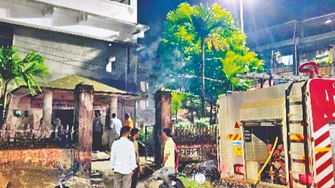 आग विझवताना सावंतवाडी नगर परिषदेचा अग्निशामक बंब.