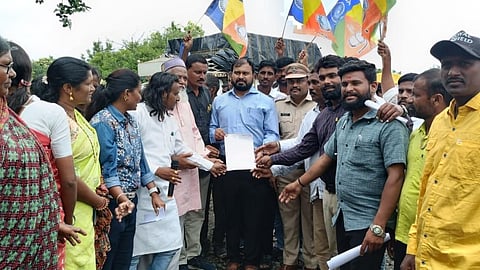 Vanchit Bahujan Aghadi Runjfata Road Blockade