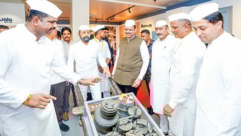 cm-fadnavis-announces-25-50-lakh-houses-for-dabbawala