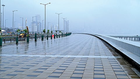 morning-walk-along-mumbai-coastal-road