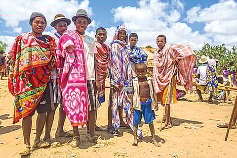 country-where-men-and-women-wear-same-clothes
