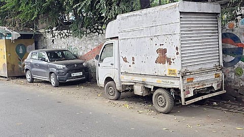 विसर्जन मार्गावरील बेवारस वाहने ’जैसे थे’; महापालिकेचा गणेशोत्सव तयारीचा दावा फोल