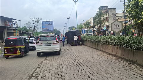 tempo stuck in pothole Dwarli