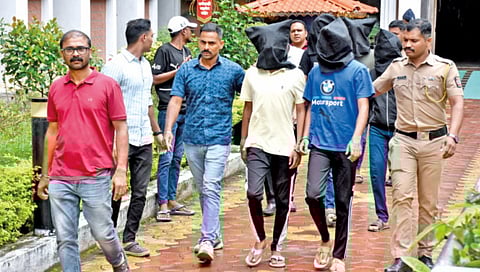 कोल्हापूर : फुलेवाडी रिंग रोड,गंगाई लॉनजवळील महेश राख खूनप्रकरणी जेरबंद करण्यात आलेल्या मारेकर्यांना सोमवारी पोलिस बंदोबस्तात न्यायालयात हजर करण्यात आले.