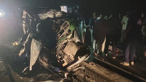 Dhule Nagpur highway car hits container