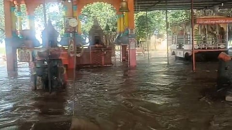 पुरामुळे सजगीरकृपा देवस्थान मंदिर जलमय झाले
