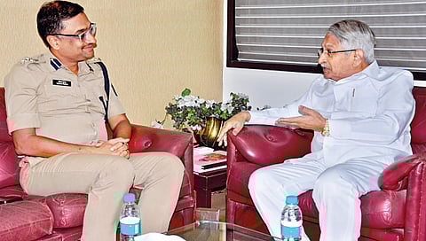 SP Yogeshkumar Gupta discussion with Dr. Pratapsingh Jadhav