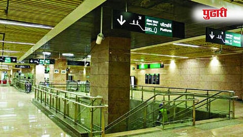 मुंबई : मेट्रोचे कफ परेड स्थानक अत्यंत विलोभानीय पध्दतीने तयार करण्यात आले आहे. त्याचे प्रवेशद्वार तर लक्ष वेधून घेणारे आहे.