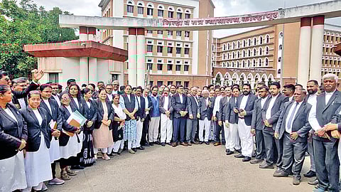 कोल्हापूर : भारताचे सरन्यायाधीश भूषण गवई यांच्यावर झालेल्या भ्याड हल्ल्याचा जिल्हा बार असोसिएशनच्या वतीने मंगळवारी कसबा बावडा येथील न्याय संकुलाच्या प्रवेशद्वारावर निषेध करण्यात आला. जिल्हा बार असोसिएशनचे अध्यक्ष अॅड. व्ही. आर. पाटील, निवृत्त न्यायमूर्ती तानाजी नलवडे, महादेवराव आडगुळे, धनंजय पठाडे, सर्जेराव खोत, शिवाजीराव राणे यांच्यासह वकील मोठ्या संख्येने उपस्थित होते.