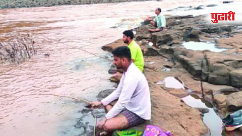 Fishing News : पोलादपुरात नदीकिनारी गळाने मासे पकडण्यास पसंती