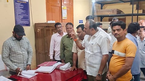 Shiv Sena march Kurundwad land survey office