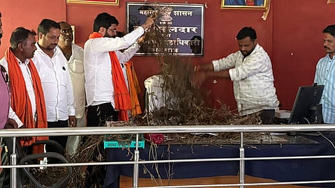 Sengaon tehsildar office protest