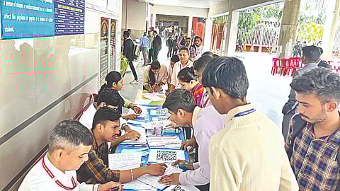 नाशिक : मविप्रच्या गंगापूर रोडवरील राजर्षी शाहू महाराज पॉलिटेक्निकमध्ये आयोजित मेगा जॉब फेअरमध्ये रोजगारासाठी नोंदणी करताना विद्यार्थी.