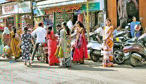 Diwali Shopping Rush: दिवाळी खरेदी जोमात; पण पार्किंग गेले कोमात