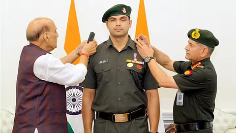 Neeraj Chopra : नीरज चोप्रा बनला लेफ्टनंट कर्नल! संरक्षणमंत्री राजनाथ सिंह आणि लष्करप्रमुखांनी प्रदान केली उपाधी