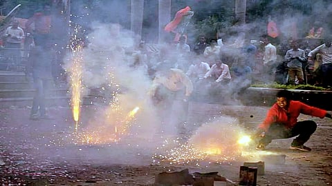 Fireworks Smoke: फटाक्याच्या धुराने आरोग्यावर गंभीर परिणाम