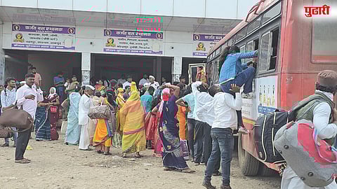 सुटीनंतर कर्जत एसटी फुल्ल! बसस्थानकांवर चाकरमान्यांची प्रचंड गर्दी