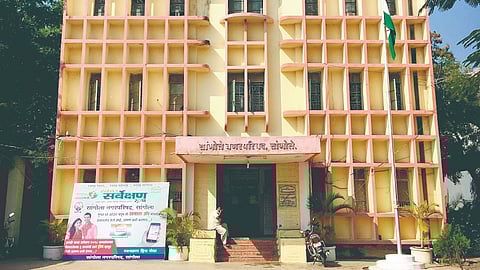 Sangola News: जुनी पाडली तरी नव्या इमारतीचा पत्ता नाही