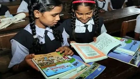 विद्यार्थी आजही पुस्तकांशिवाय शिक्षण घेत असल्याचा प्रकार समोर आला आहे.