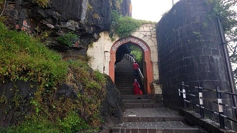 Sajjangad News: स्टायलिश, तोकडे कपडे घालून महिलांना सज्जनगडावर बंदी