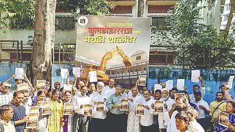 मुंबई : न्यू माहीम स्कूलच्या स्ट्रक्चरल ऑडिटविरोधात झालेल्या आंदोलनात अभिनेत्री आणि मराठी शाळा सदिच्छादूत चिन्मयी सुमीत, शिक्षण अभ्यासक गिरीश सामंत, आम आदमी पक्षाच्या स्थानिक नेत्या प्रणाली राऊत, आविष्कार नाट्यसंस्थेचे दीपक राजाध्यक्ष, नाटककार शफाअत खान, आर्थिक विषयांवरचे तज्ज्ञ संजीव चांदोरकर यांच्यासह नागरिक उपस्थित होते.