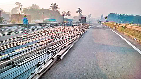 Satara Accident: बदेवाडीत मालट्रकचा अपघात; पाईप रस्त्यावर पडल्याने वाहतूक विस्कळीत